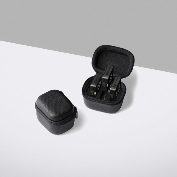 rode wireless pro charging case packaging insitu 8192x5464 rgb 2000x2000 40ad247.jpg