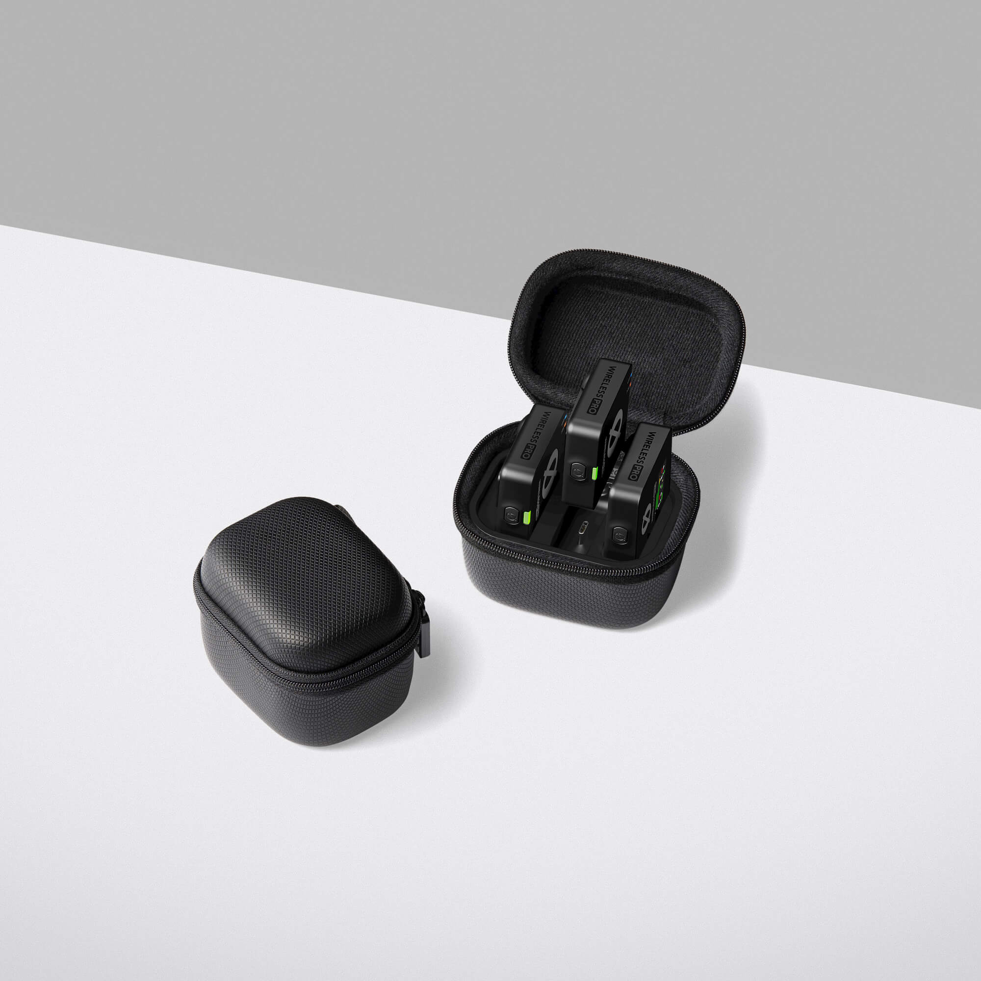 rode wireless pro charging case packaging insitu 8192x5464 rgb 2000x2000 40ad247.jpg